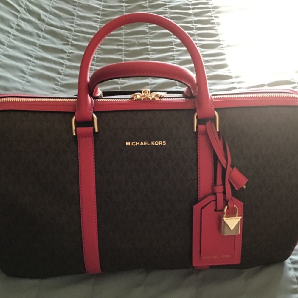 Gorgeous Mk tote and traveler - Picture 3 of 16